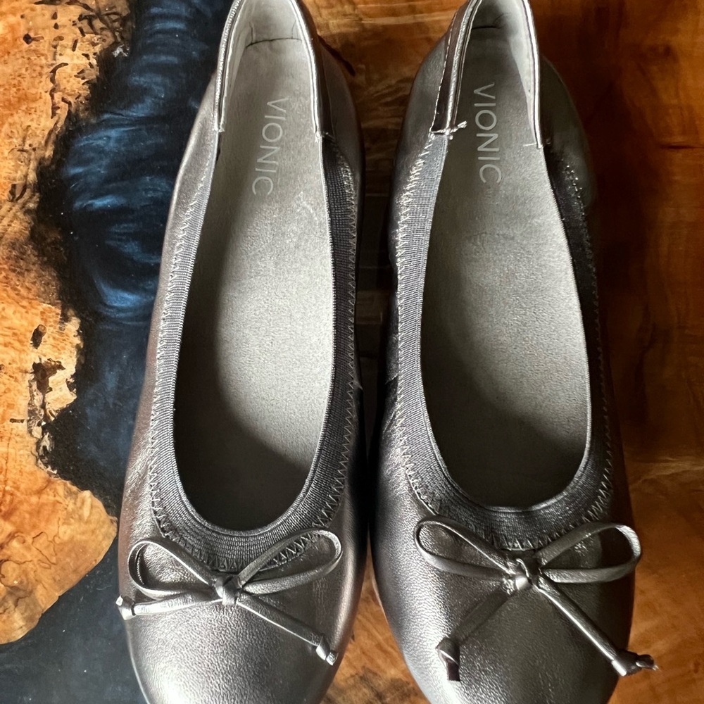 NEW VIONIC Metallic Pewter Loafers